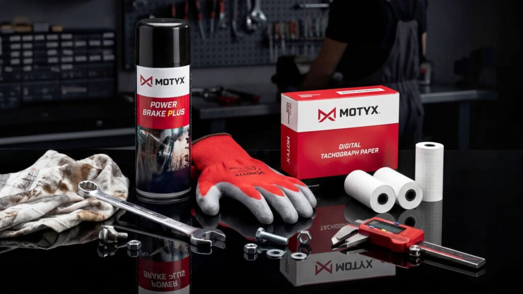 Prodotti a marchio Motyx per officina, tra cui pulitore freni Power Brake Plus, rotoli per tachigrafo digitale, guanti da lavoro e attrezzi meccanici su un banco tecnico.